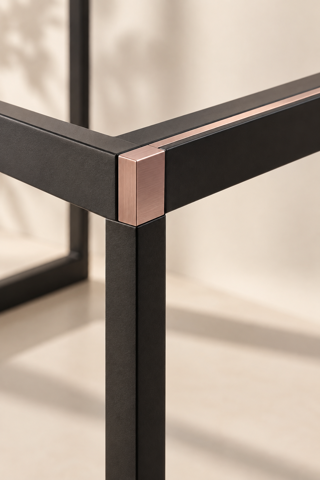 Detalle de estructura de acero negro con acabado rose gold